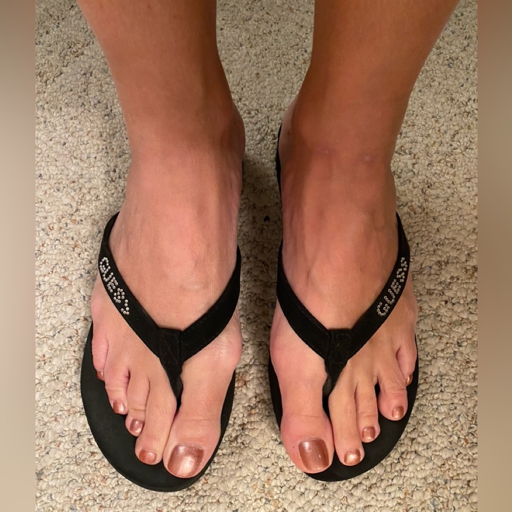 Size 10 guess flip flops